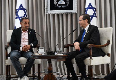 שורד השבי אלי שרעבי והנשיא הרצוג