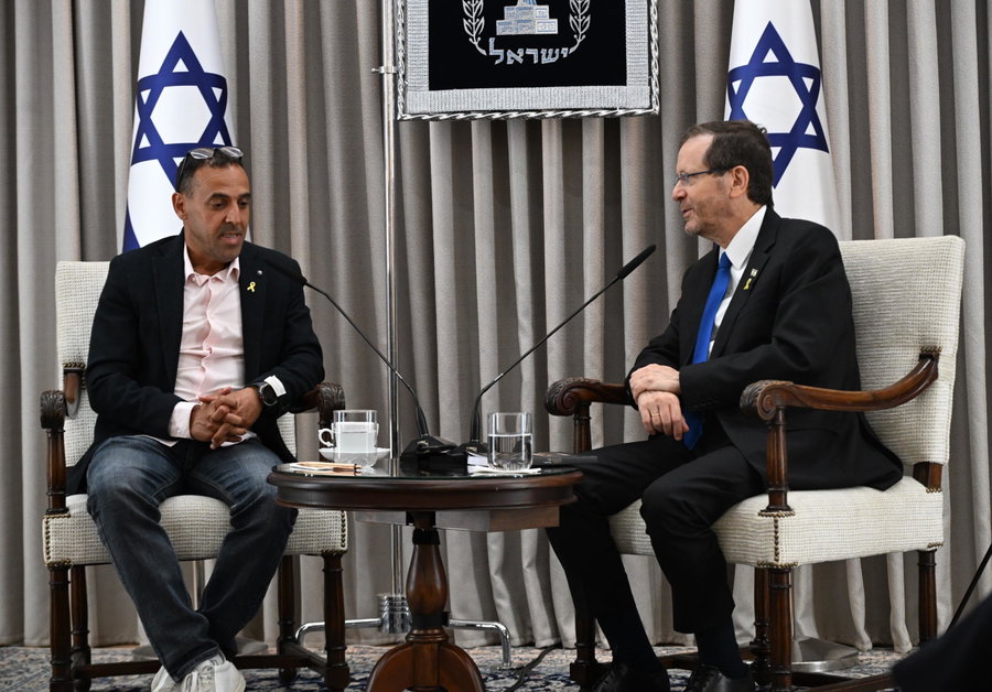 שורד השבי אלי שרעבי והנשיא הרצוג