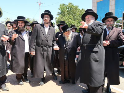 האדמו"ר מטשערנוביל מוחה על חילול קברי ישראל בעיר יהוד