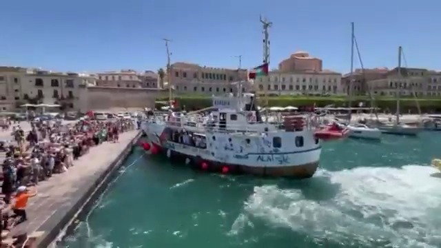 הספינה 'חנדלה' יוצאת מחופי סיצילה