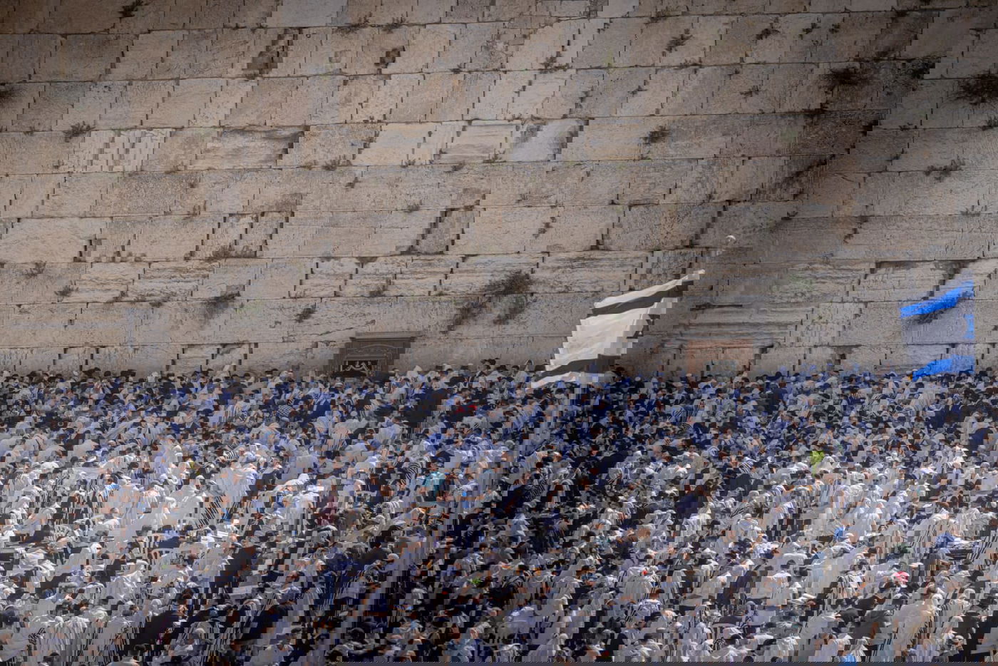 יהודים מתפללים בכותל המערבי