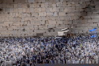 יהודים מתפללים בכותל המערבי