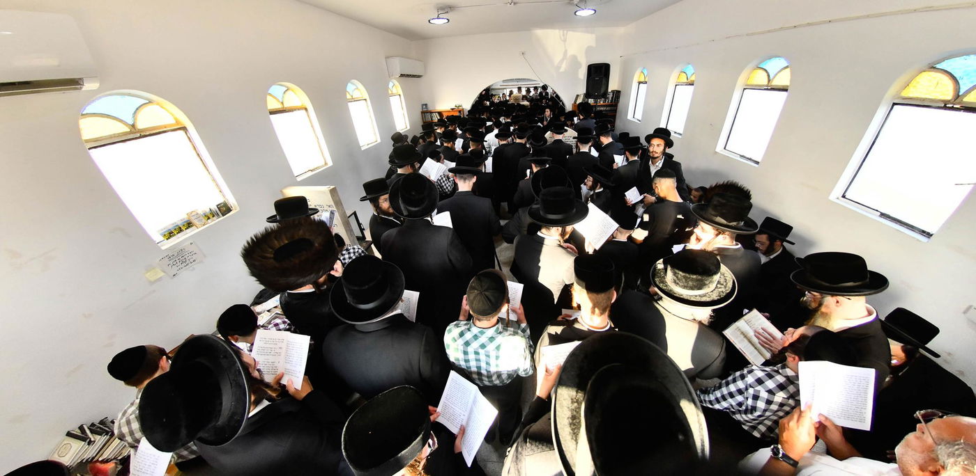 האדמו"ר מקרעטשניף בעליה לציון אביו האדמו"ר זצ"ל