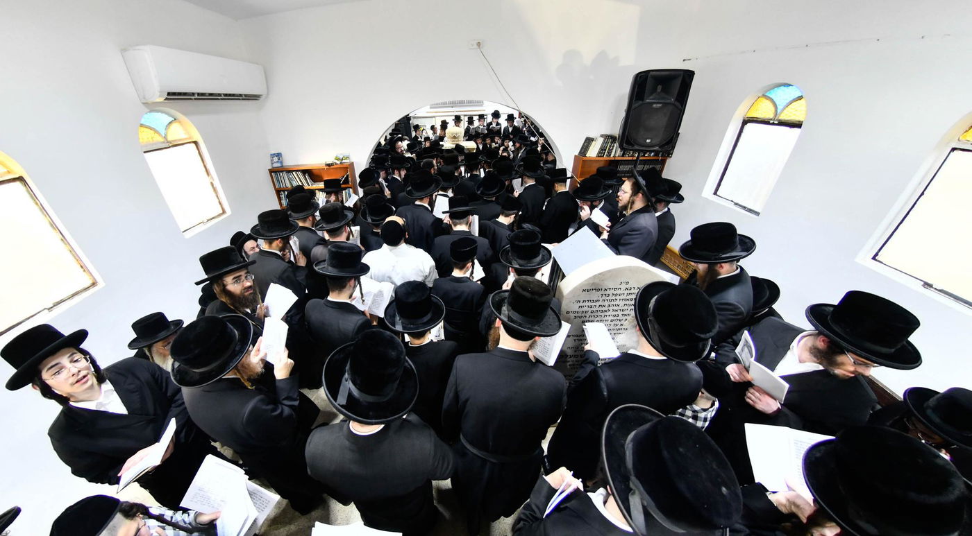 האדמו"ר מקרעטשניף בעליה לציון אביו האדמו"ר זצ"ל