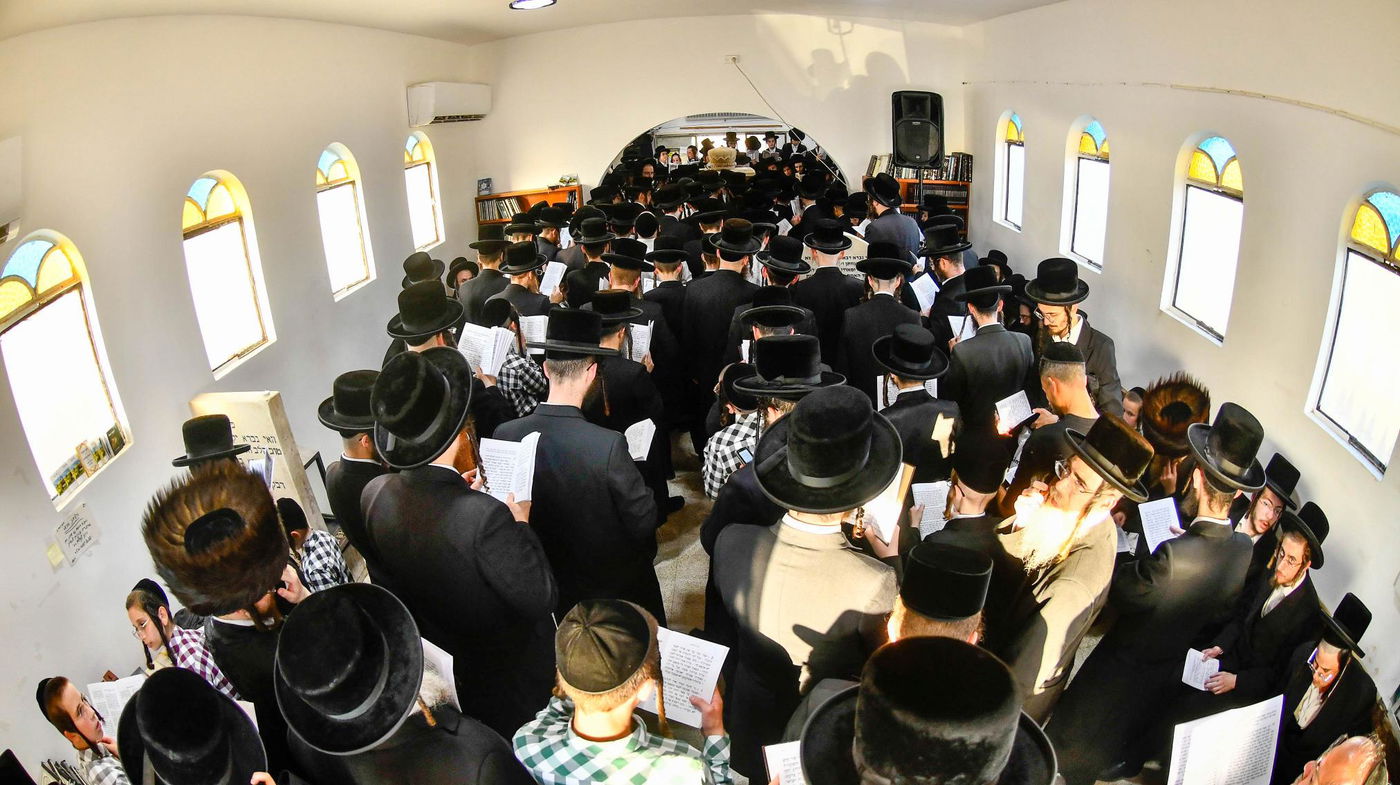 האדמו"ר מקרעטשניף בעליה לציון אביו האדמו"ר זצ"ל