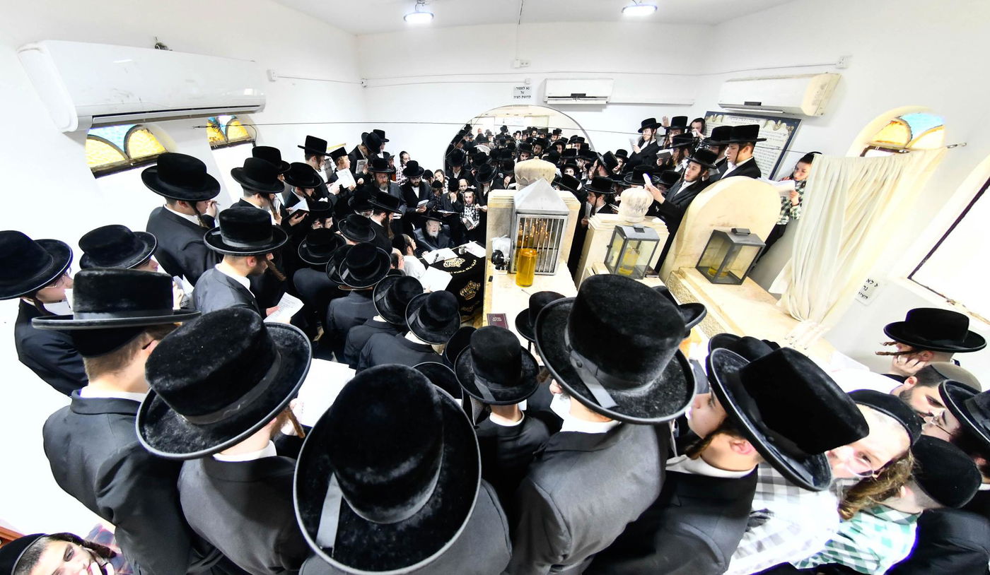 האדמו"ר מקרעטשניף בעליה לציון אביו האדמו"ר זצ"ל