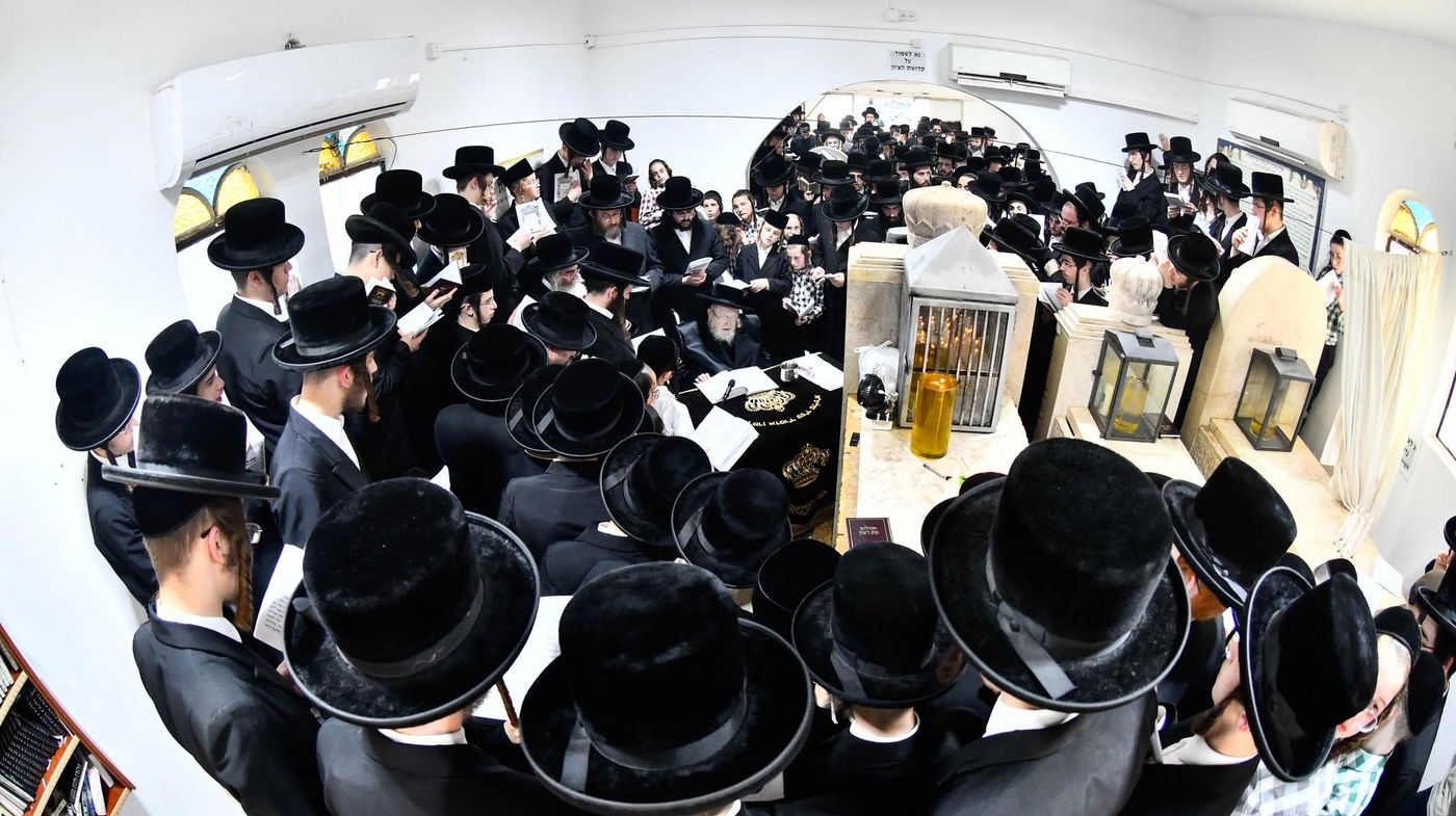 האדמו"ר מקרעטשניף בעליה לציון אביו האדמו"ר זצ"ל