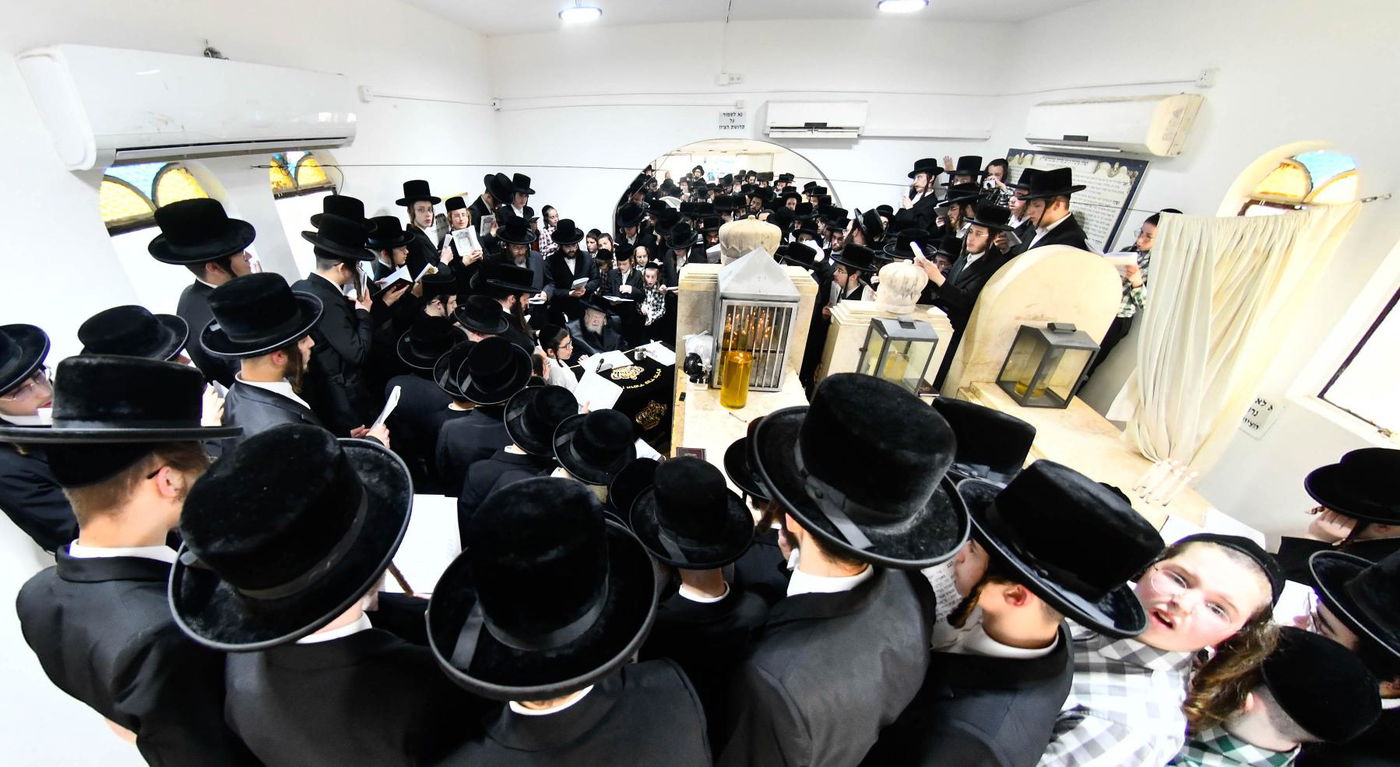 האדמו"ר מקרעטשניף בעליה לציון אביו האדמו"ר זצ"ל