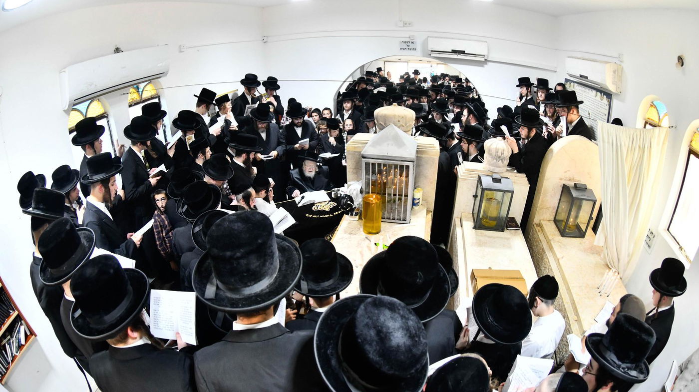 האדמו"ר מקרעטשניף בעליה לציון אביו האדמו"ר זצ"ל