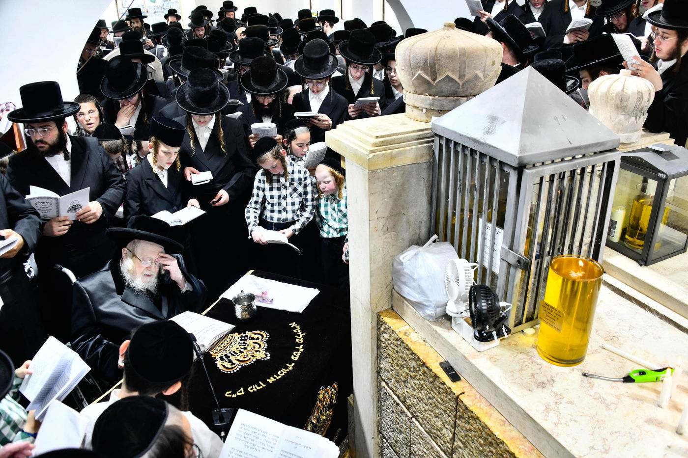 האדמו"ר מקרעטשניף בעליה לציון אביו האדמו"ר זצ"ל