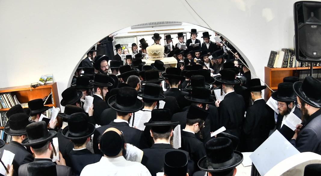 האדמו"ר מקרעטשניף בעליה לציון אביו האדמו"ר זצ"ל