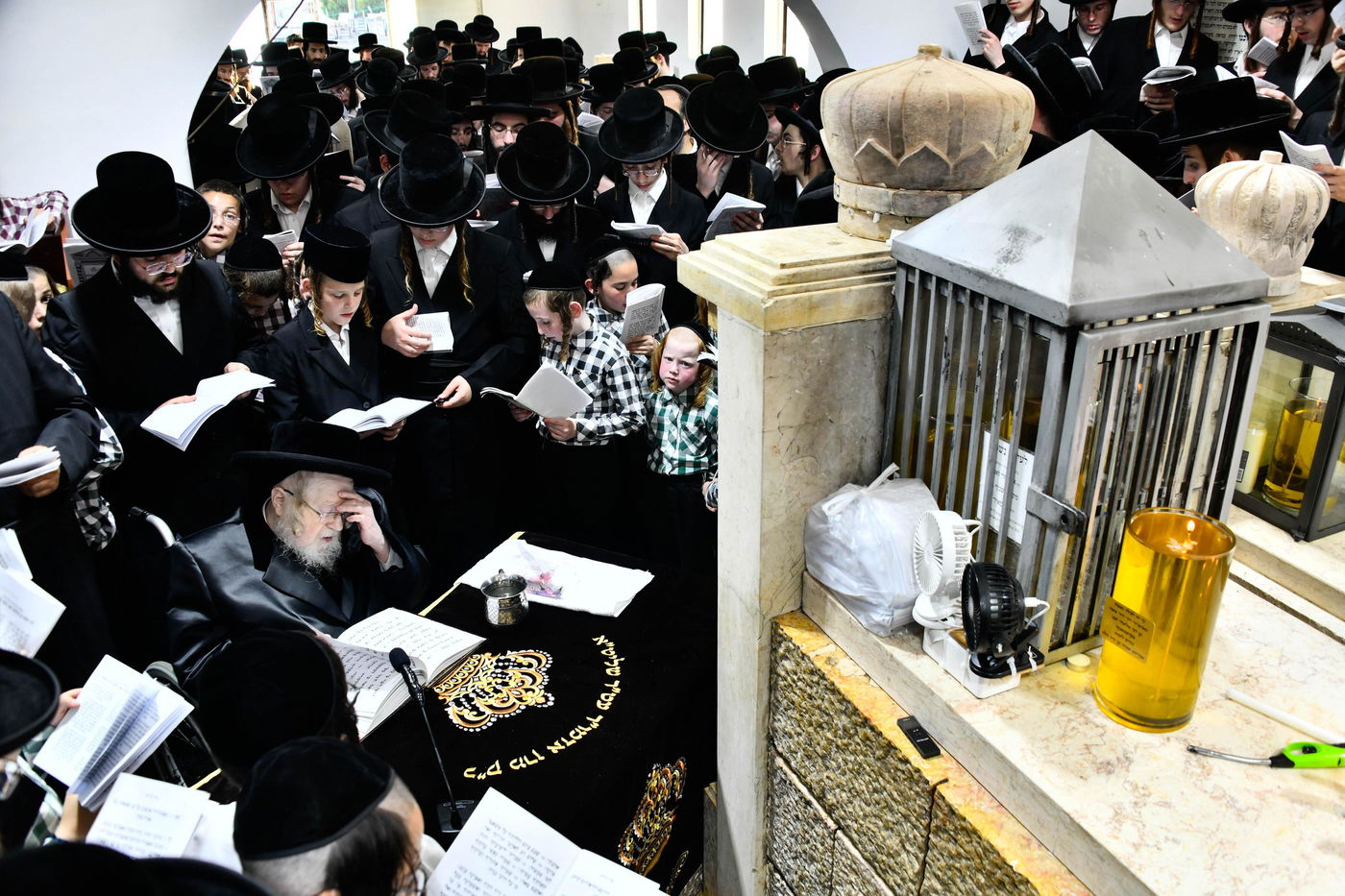 האדמו"ר מקרעטשניף בעליה לציון אביו האדמו"ר זצ"ל