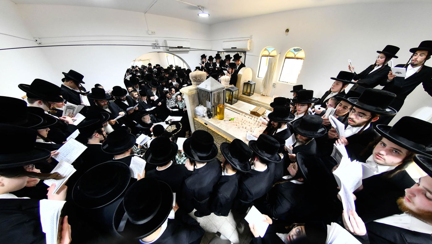 האדמו"ר מקרעטשניף בעליה לציון אביו האדמו"ר זצ"ל