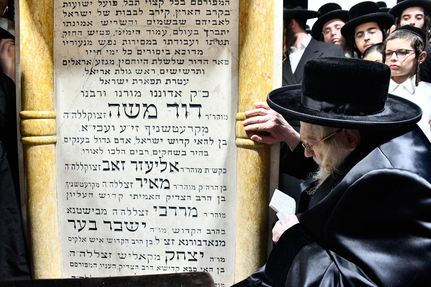 האדמו"ר מקרעטשניף בעליה לציון אביו האדמו"ר זצ"ל