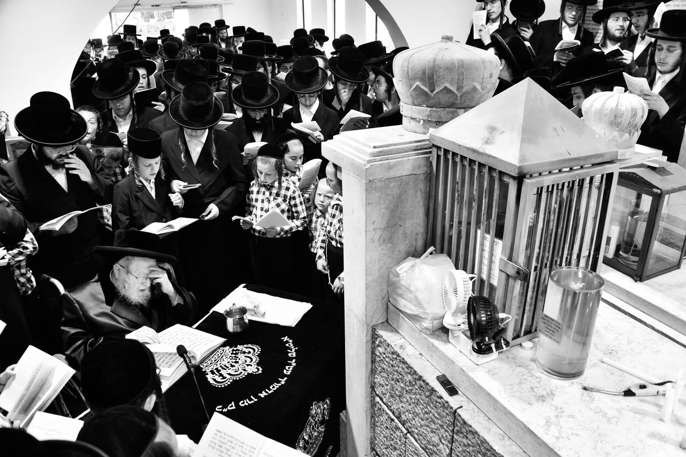 האדמו"ר מקרעטשניף בעליה לציון אביו האדמו"ר זצ"ל