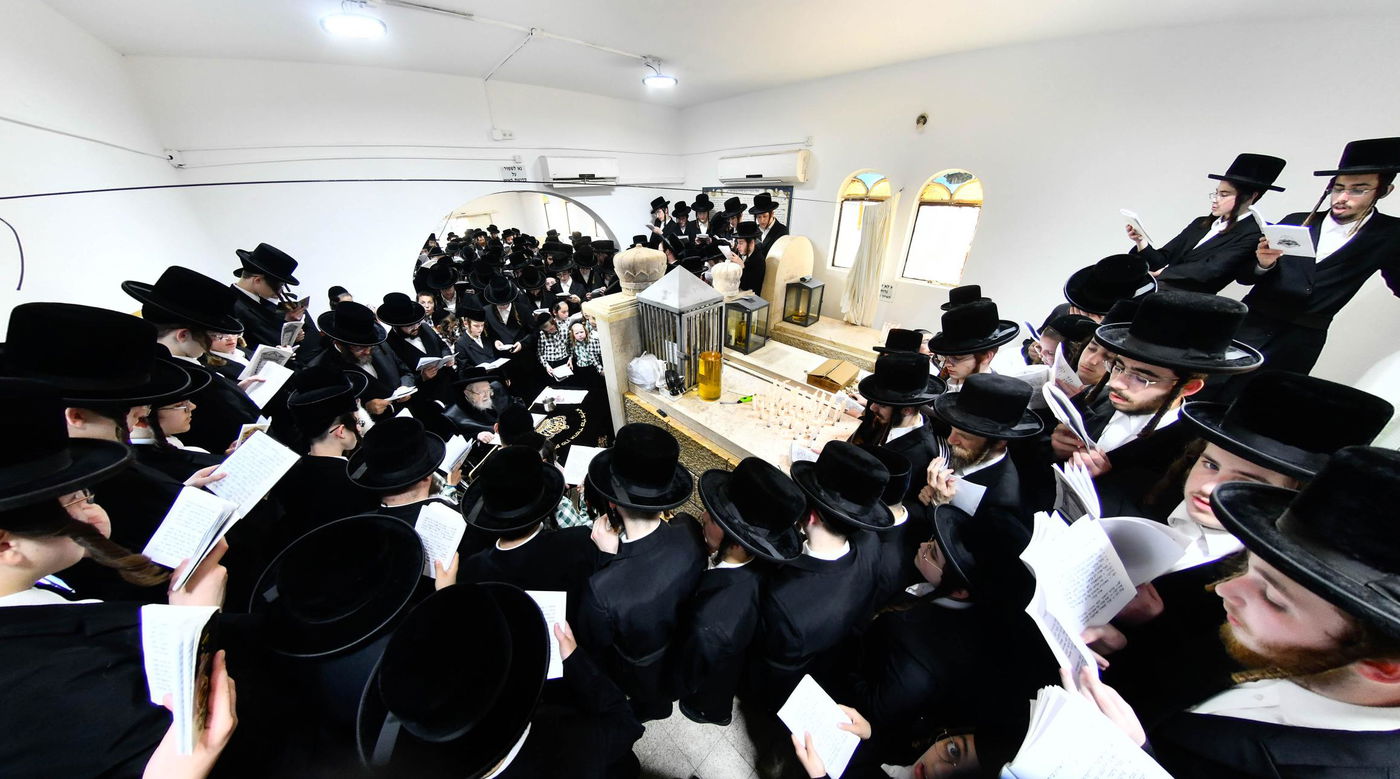 האדמו"ר מקרעטשניף בעליה לציון אביו האדמו"ר זצ"ל