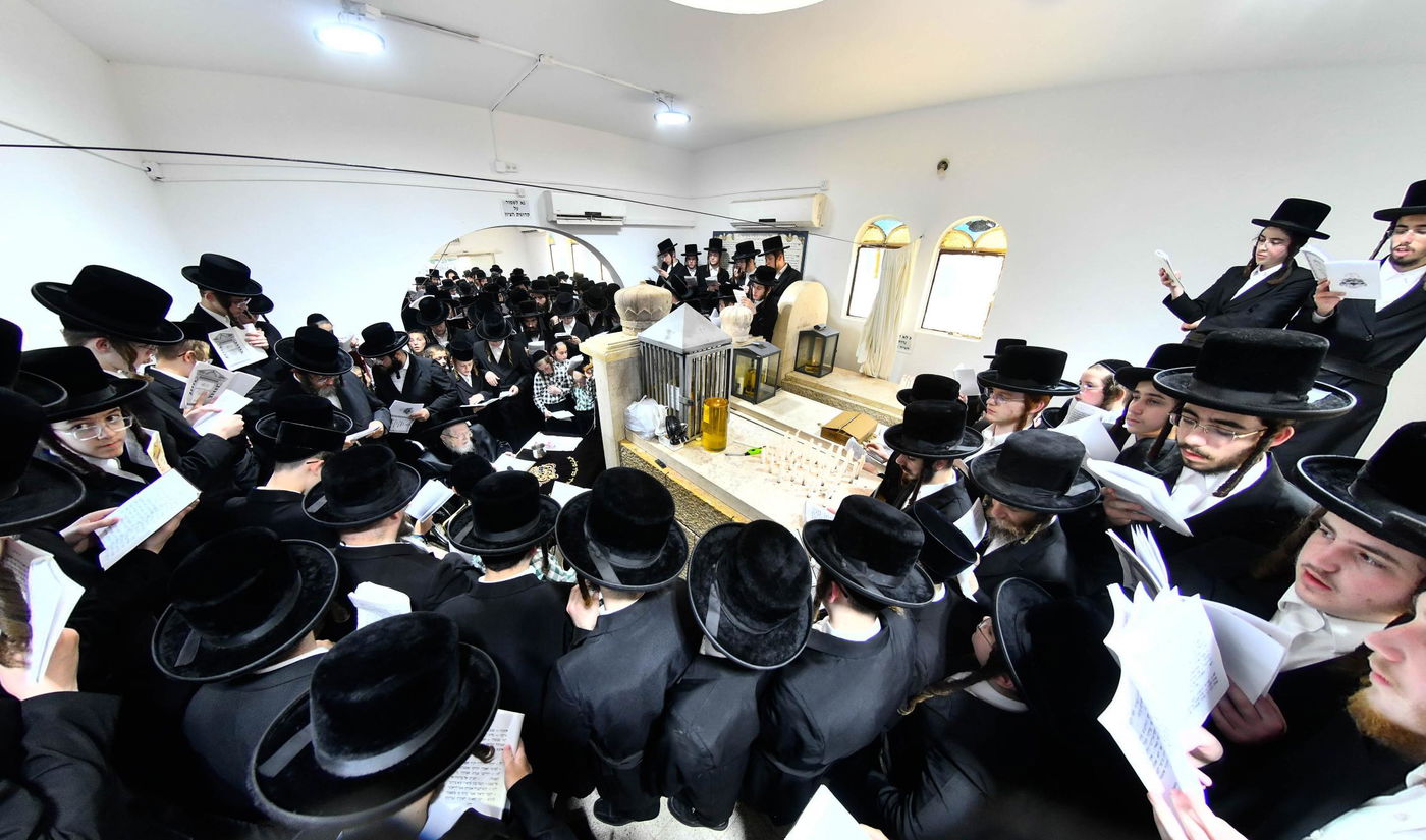 האדמו"ר מקרעטשניף בעליה לציון אביו האדמו"ר זצ"ל