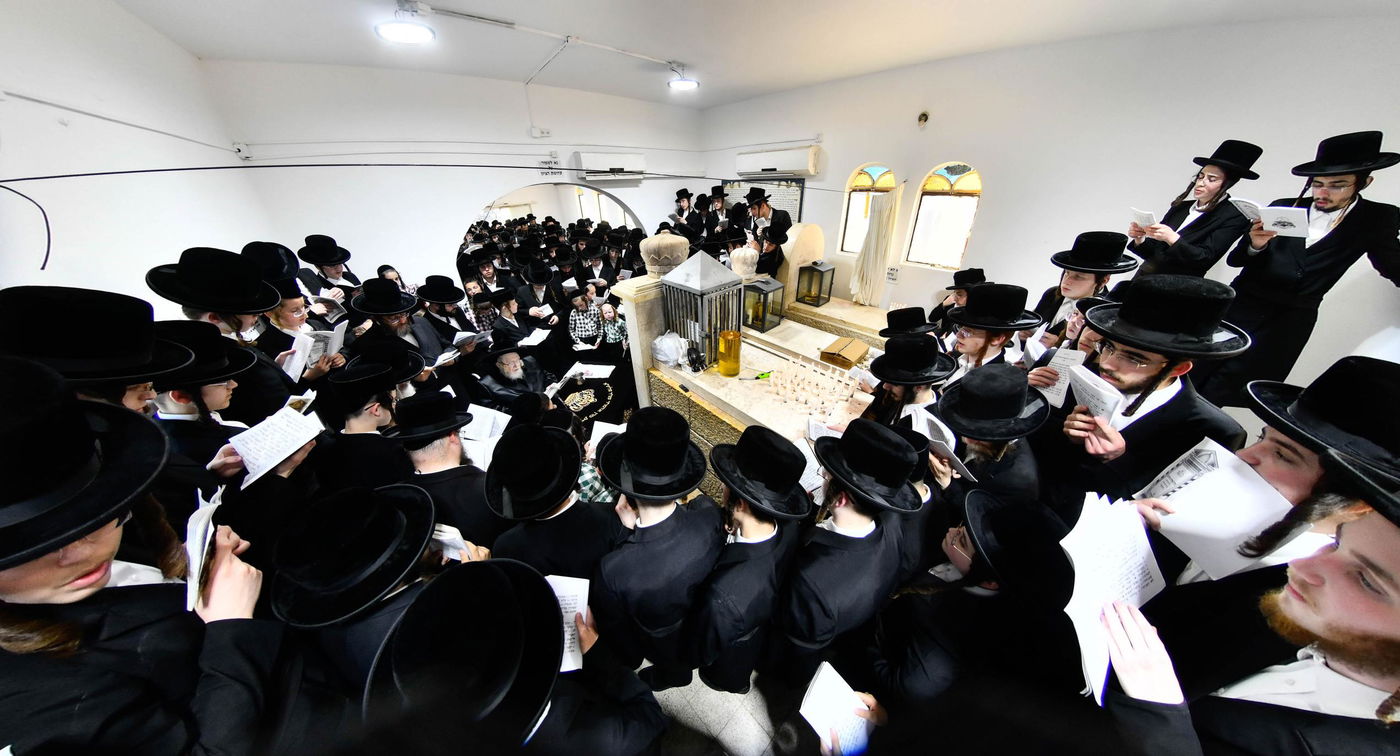 האדמו"ר מקרעטשניף בעליה לציון אביו האדמו"ר זצ"ל