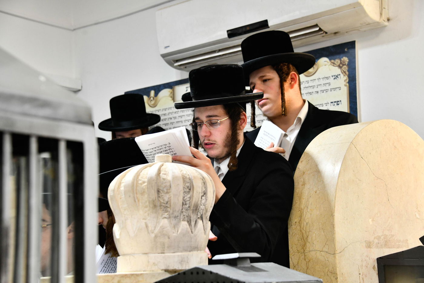 האדמו"ר מקרעטשניף בעליה לציון אביו האדמו"ר זצ"ל