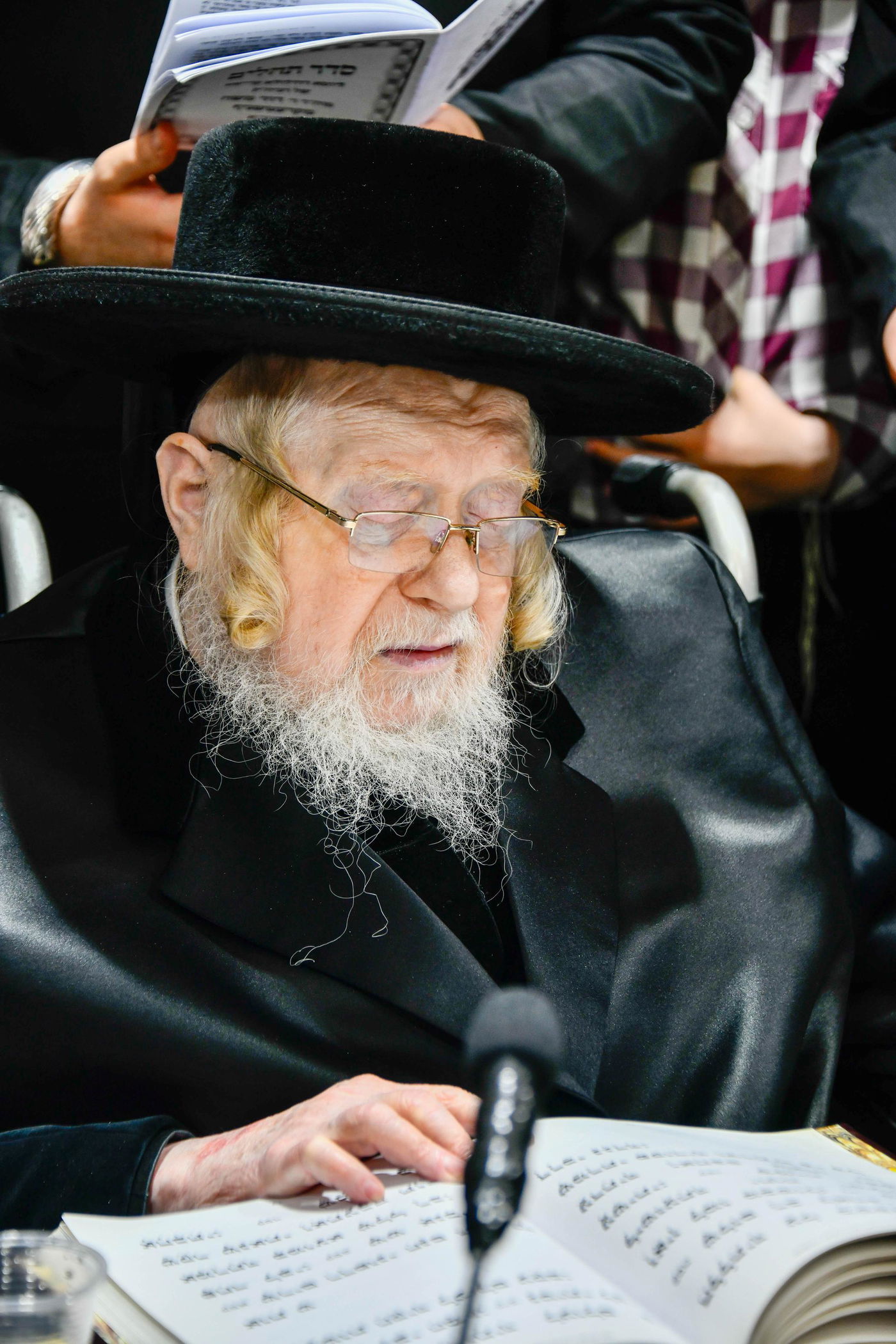 האדמו"ר מקרעטשניף בעליה לציון אביו האדמו"ר זצ"ל