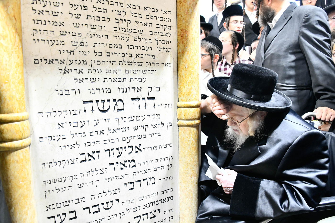 האדמו"ר מקרעטשניף בעליה לציון אביו האדמו"ר זצ"ל