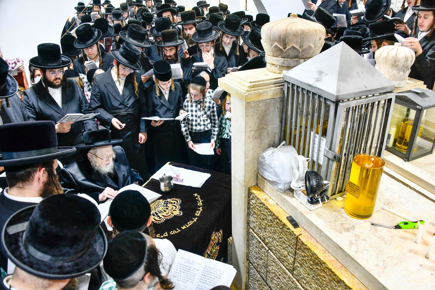 האדמו"ר מקרעטשניף בעליה לציון אביו האדמו"ר זצ"ל