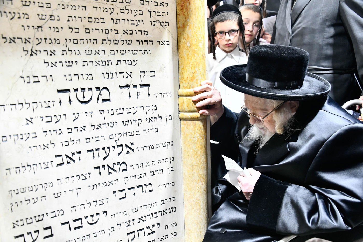 האדמו"ר מקרעטשניף בעליה לציון אביו האדמו"ר זצ"ל