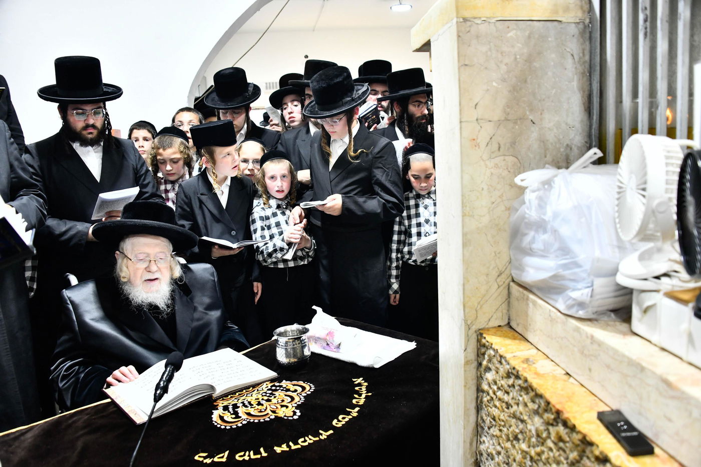 האדמו"ר מקרעטשניף בעליה לציון אביו האדמו"ר זצ"ל