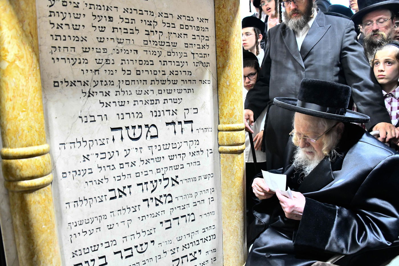 האדמו"ר מקרעטשניף בעליה לציון אביו האדמו"ר זצ"ל