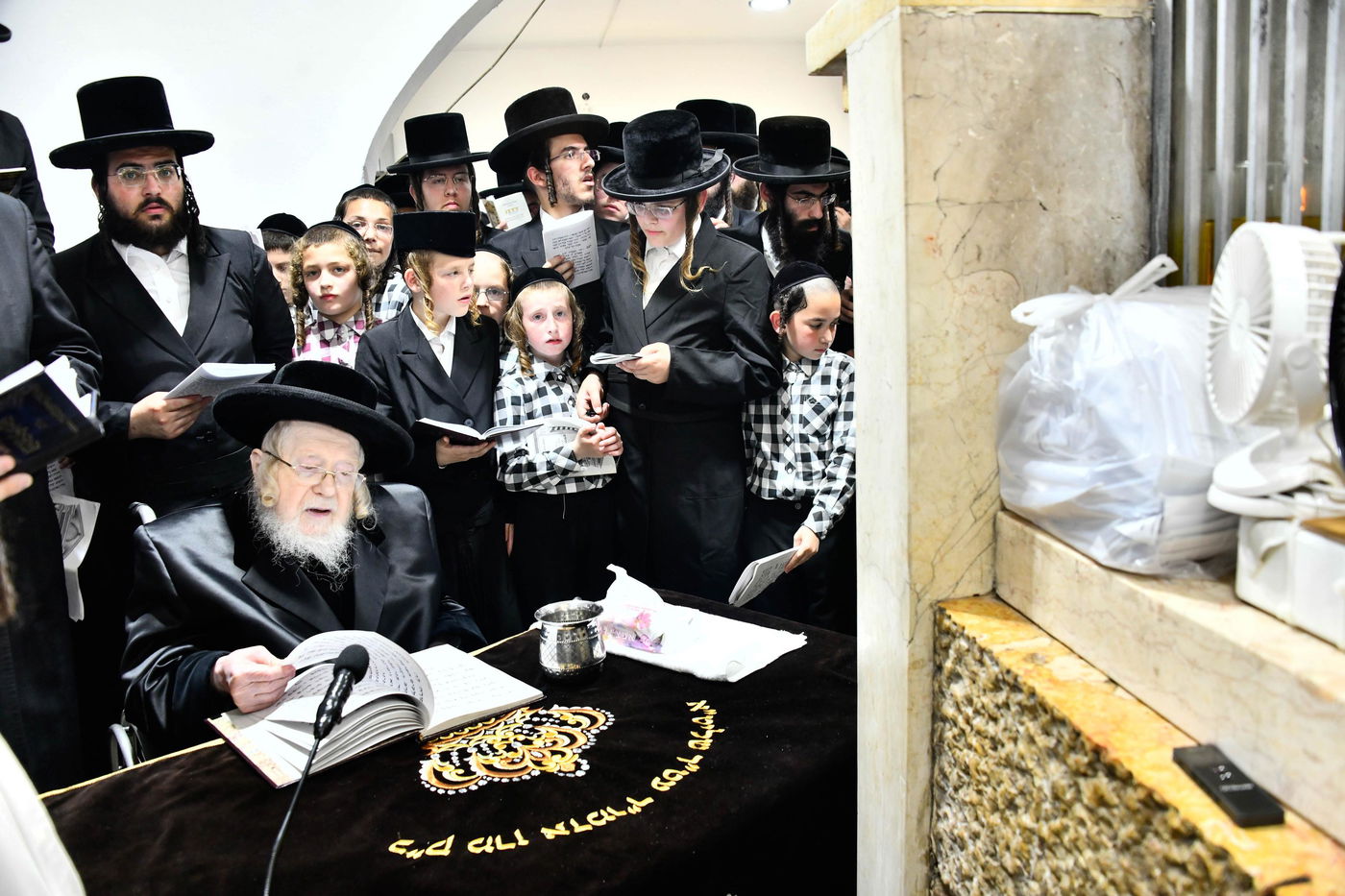 האדמו"ר מקרעטשניף בעליה לציון אביו האדמו"ר זצ"ל