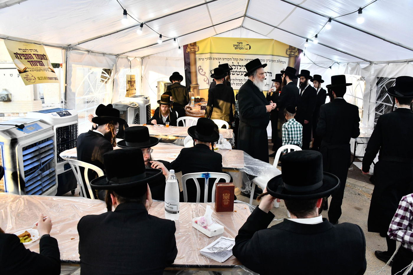 האדמו"ר מקרעטשניף בעליה לציון אביו האדמו"ר זצ"ל