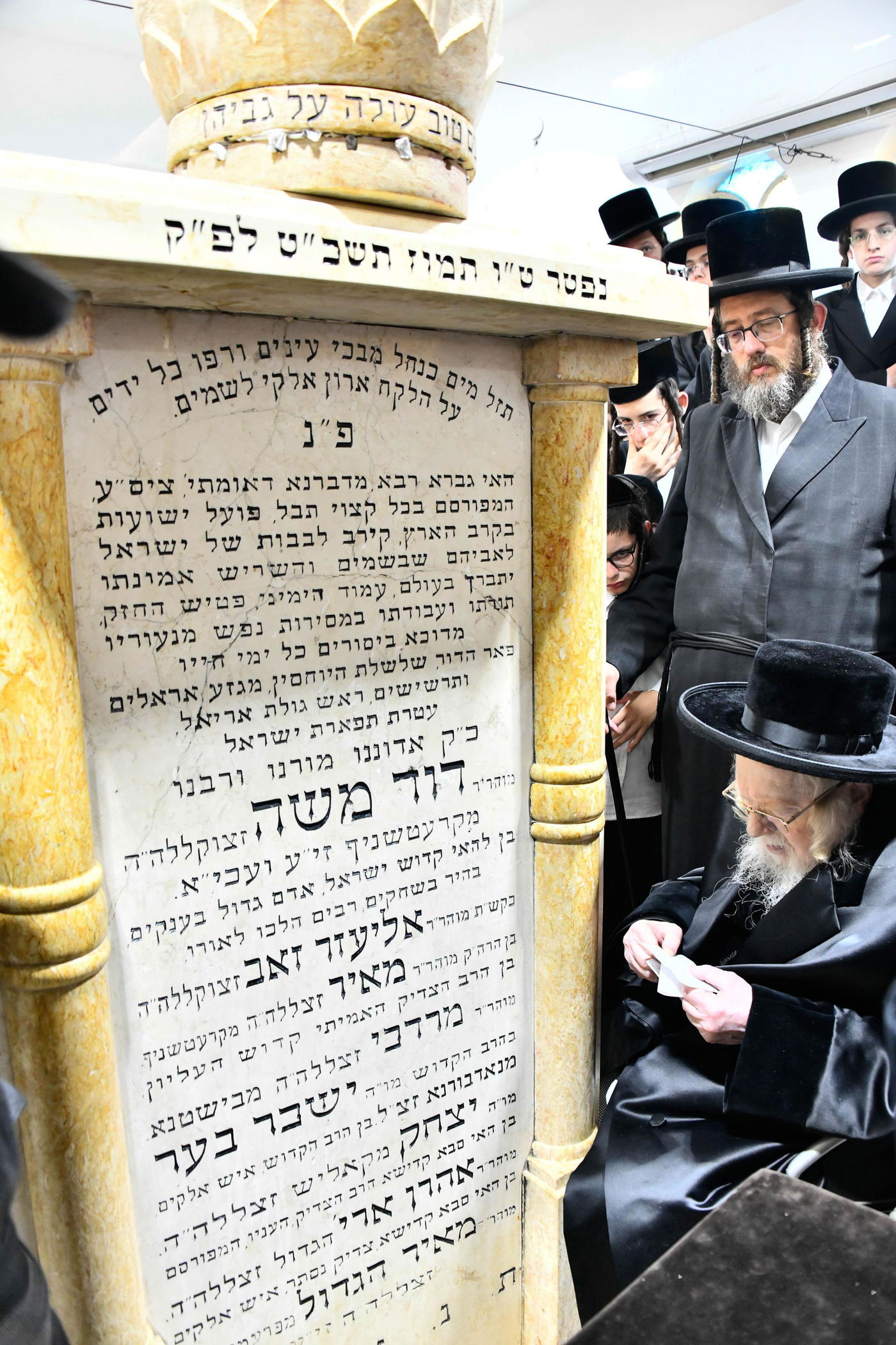 האדמו"ר מקרעטשניף בעליה לציון אביו האדמו"ר זצ"ל