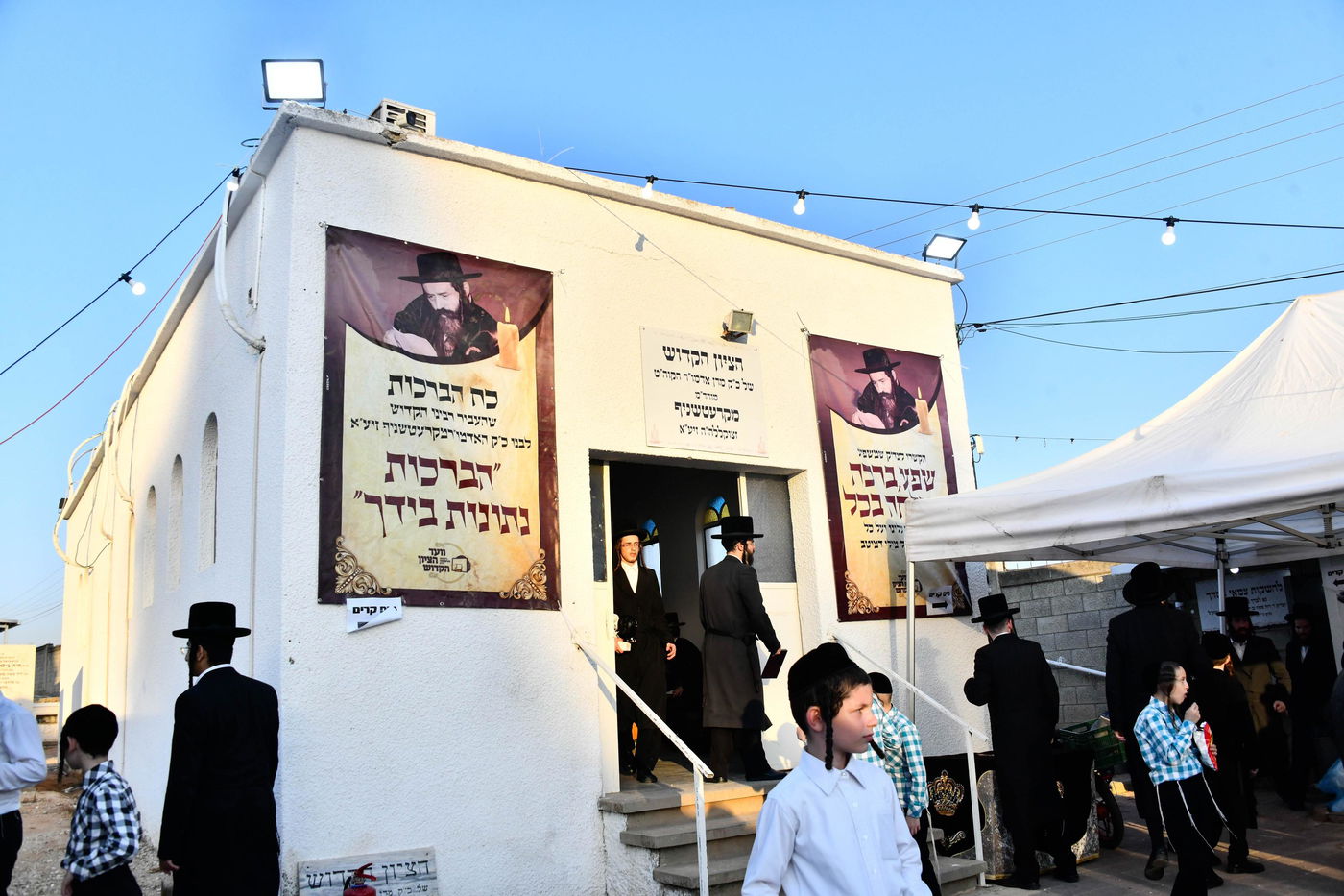 האדמו"ר מקרעטשניף בעליה לציון אביו האדמו"ר זצ"ל