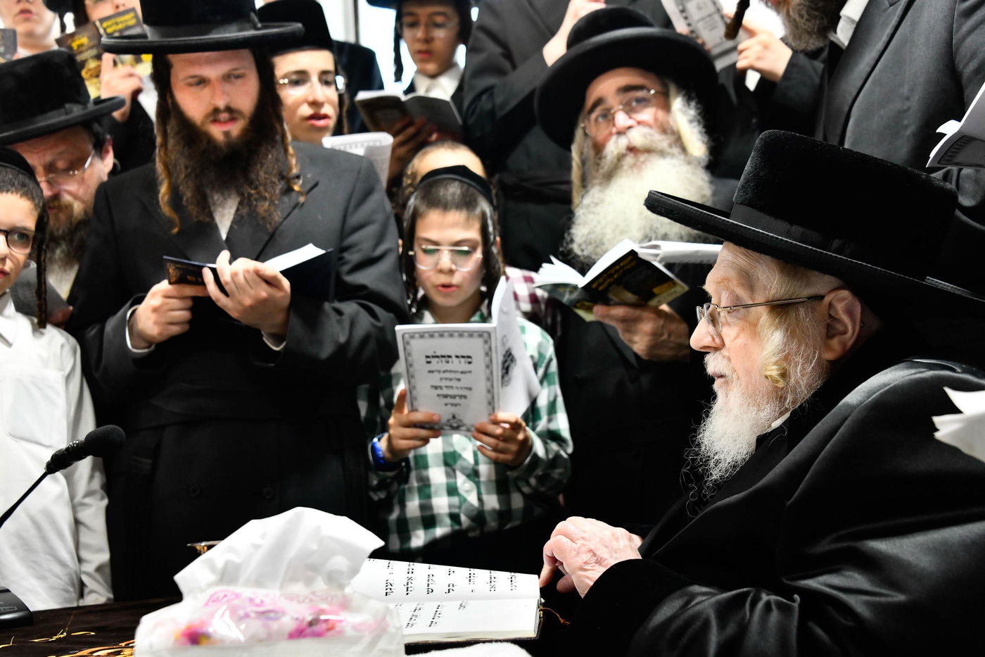 האדמו"ר מקרעטשניף בעליה לציון אביו האדמו"ר זצ"ל