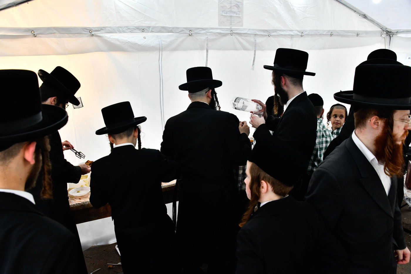 האדמו"ר מקרעטשניף בעליה לציון אביו האדמו"ר זצ"ל