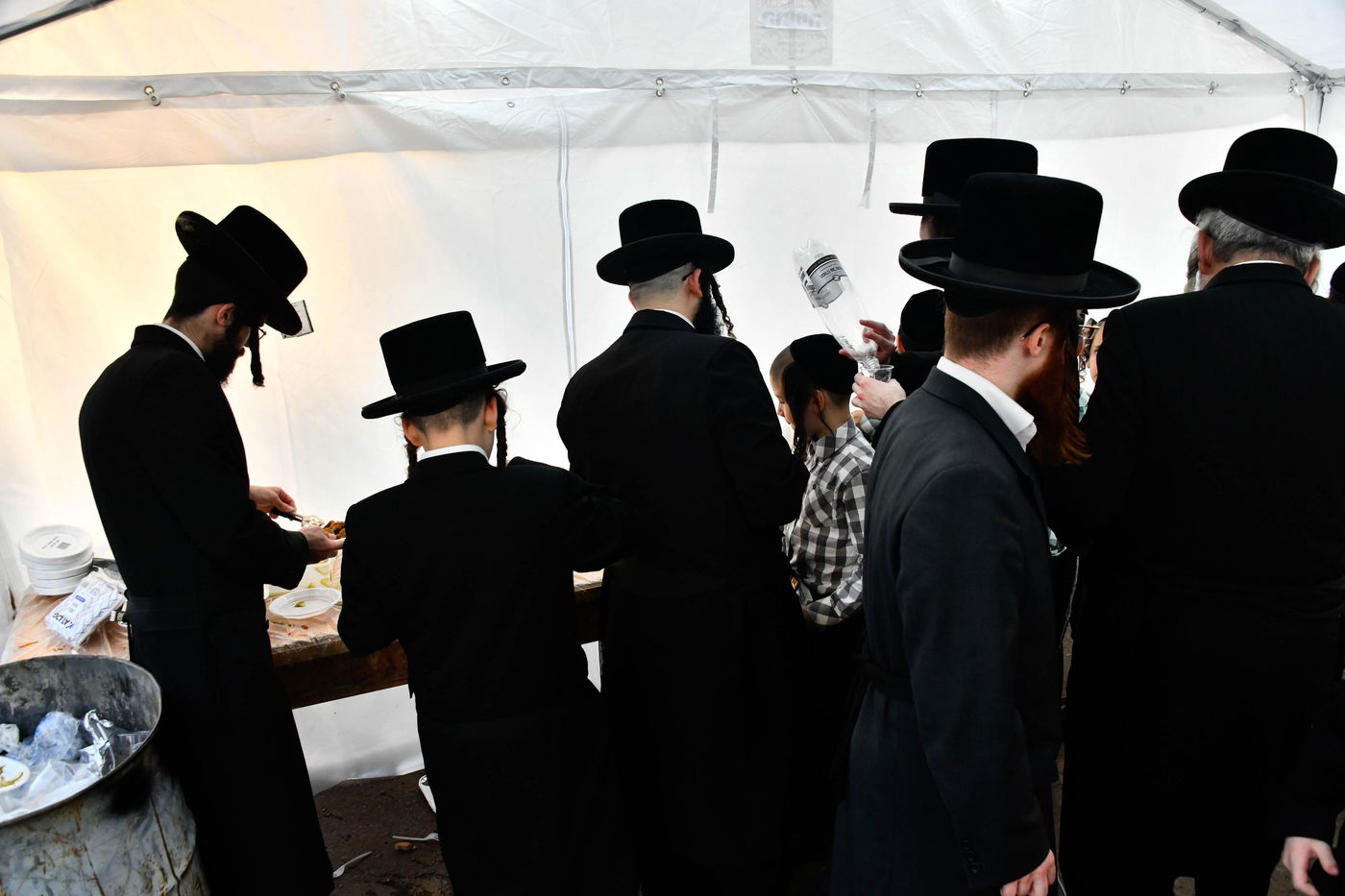 האדמו"ר מקרעטשניף בעליה לציון אביו האדמו"ר זצ"ל