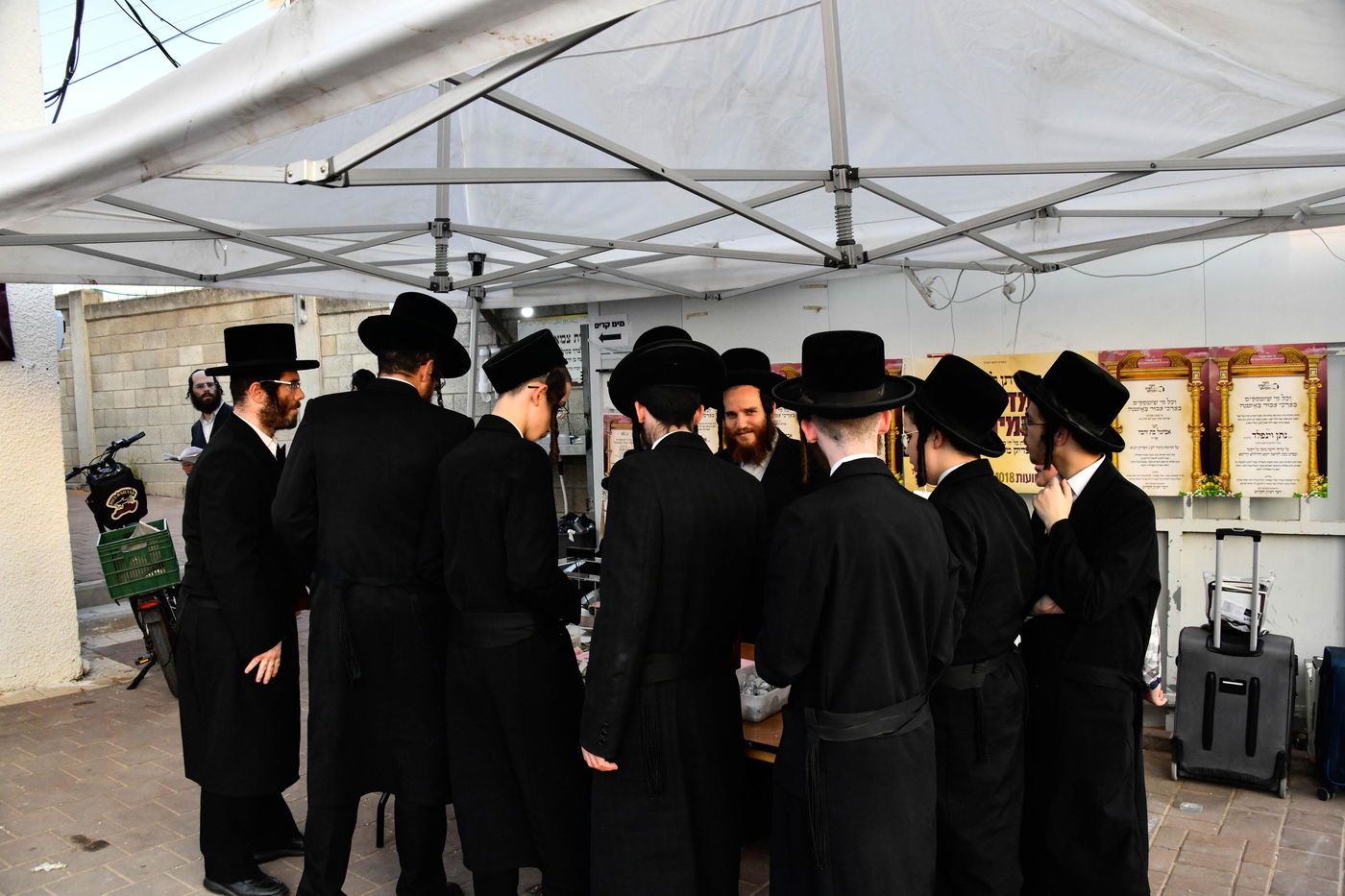 האדמו"ר מקרעטשניף בעליה לציון אביו האדמו"ר זצ"ל