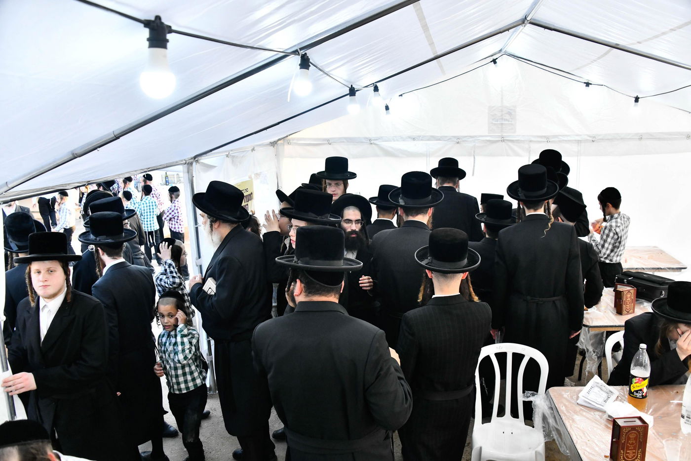 האדמו"ר מקרעטשניף בעליה לציון אביו האדמו"ר זצ"ל