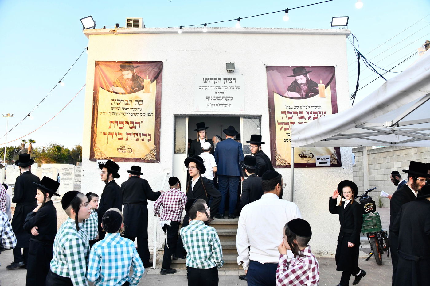 האדמו"ר מקרעטשניף בעליה לציון אביו האדמו"ר זצ"ל