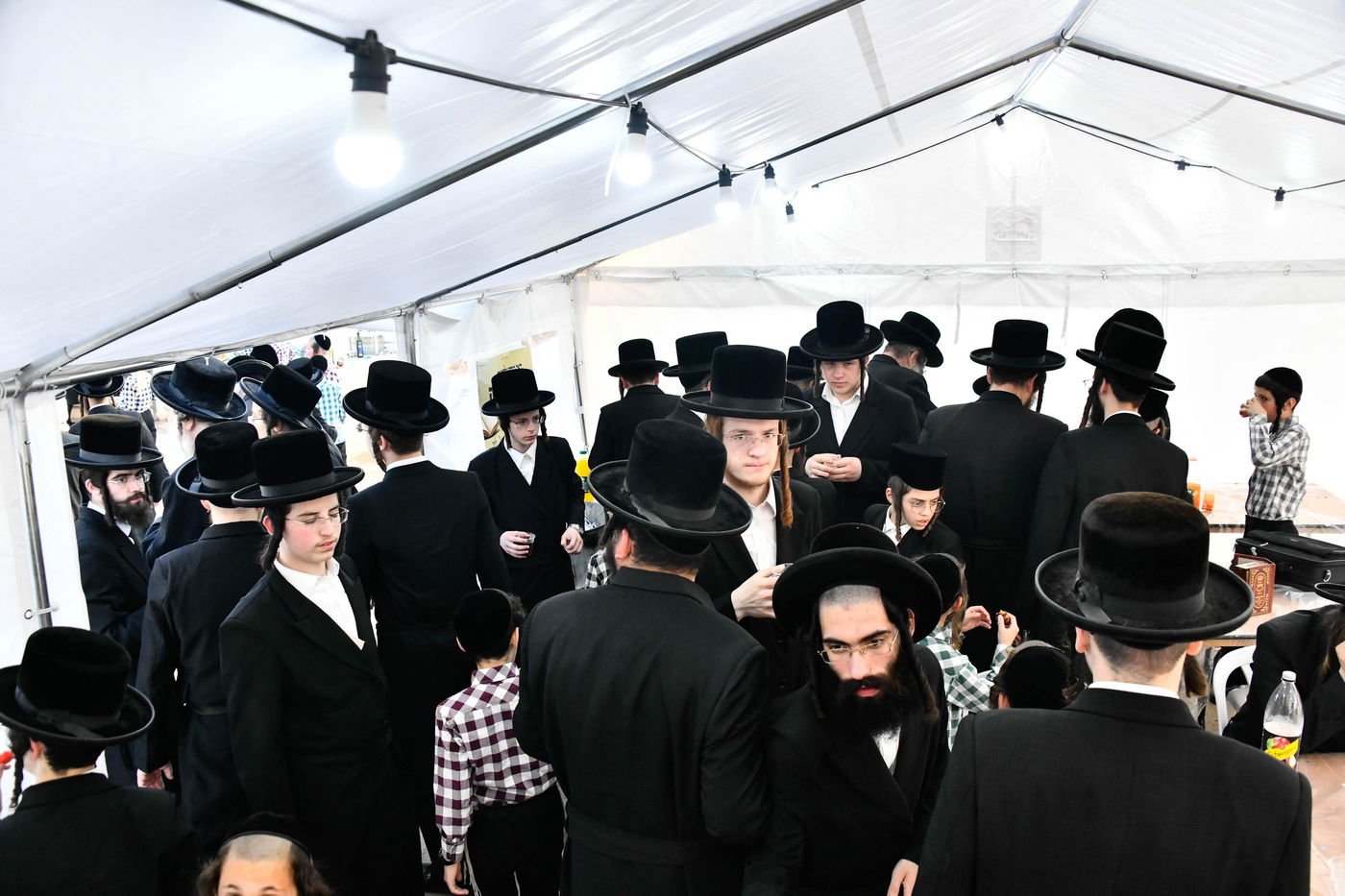 האדמו"ר מקרעטשניף בעליה לציון אביו האדמו"ר זצ"ל