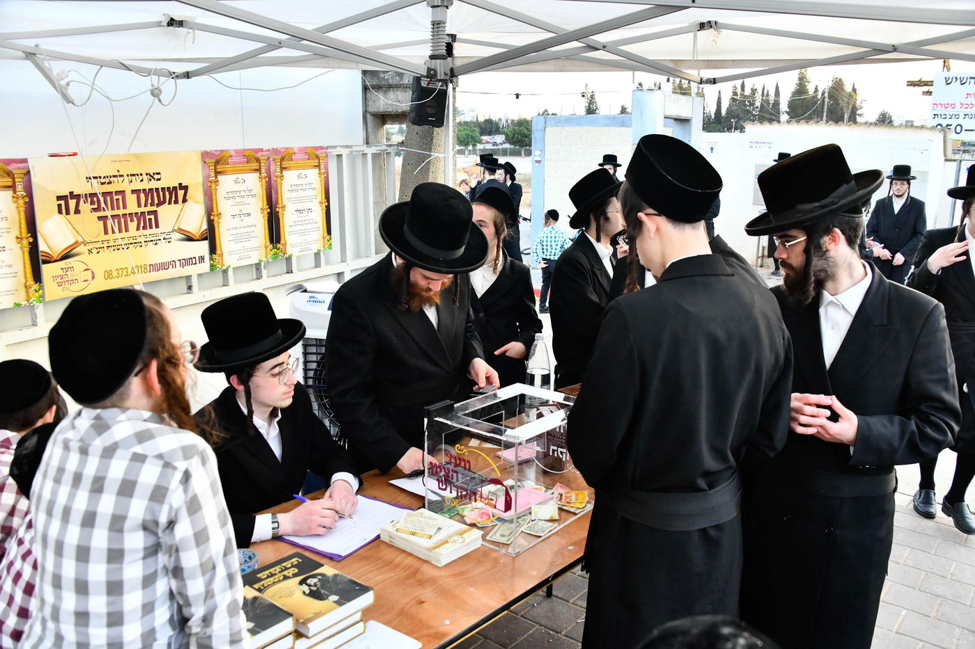 האדמו"ר מקרעטשניף בעליה לציון אביו האדמו"ר זצ"ל