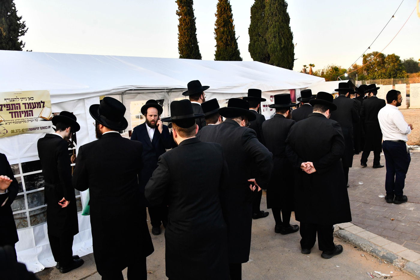 האדמו"ר מקרעטשניף בעליה לציון אביו האדמו"ר זצ"ל