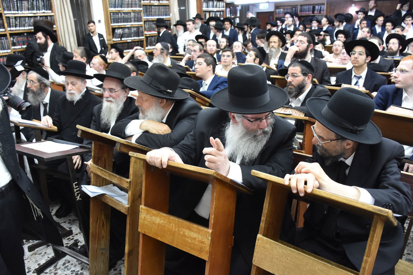 עצרת מחאה בכולל חזון איש בבני ברק על חילולי הקברים בעיר יהוד