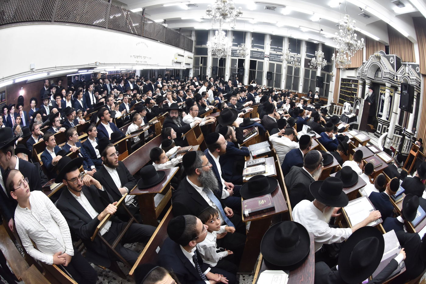 עצרת מחאה בכולל חזון איש בבני ברק על חילולי הקברים בעיר יהוד