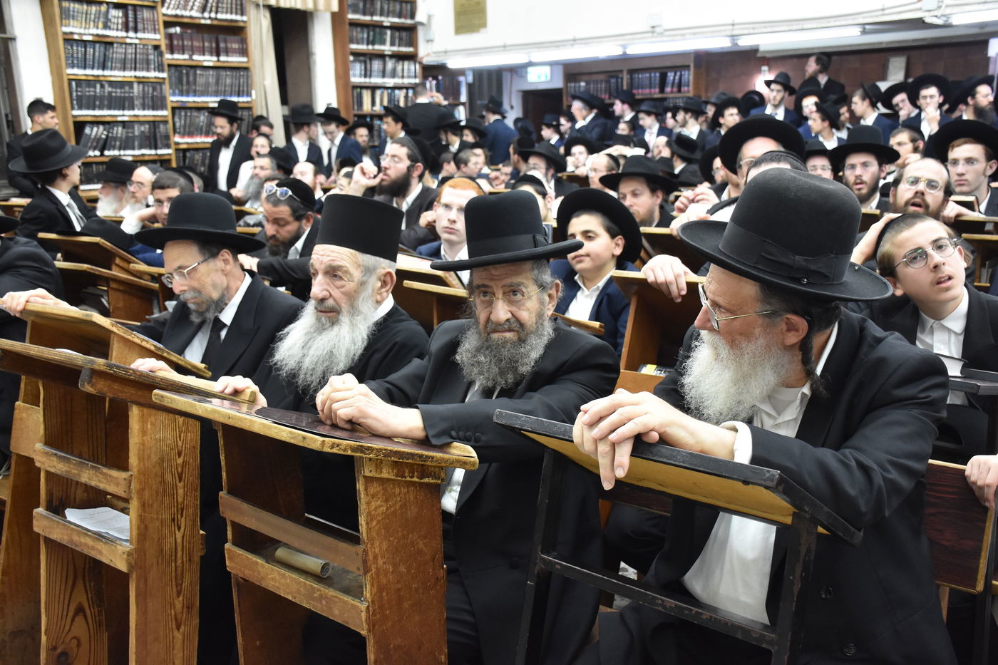 עצרת מחאה בכולל חזון איש בבני ברק על חילולי הקברים בעיר יהוד