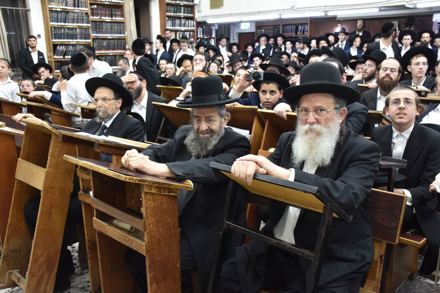 עצרת מחאה בכולל חזון איש בבני ברק על חילולי הקברים בעיר יהוד