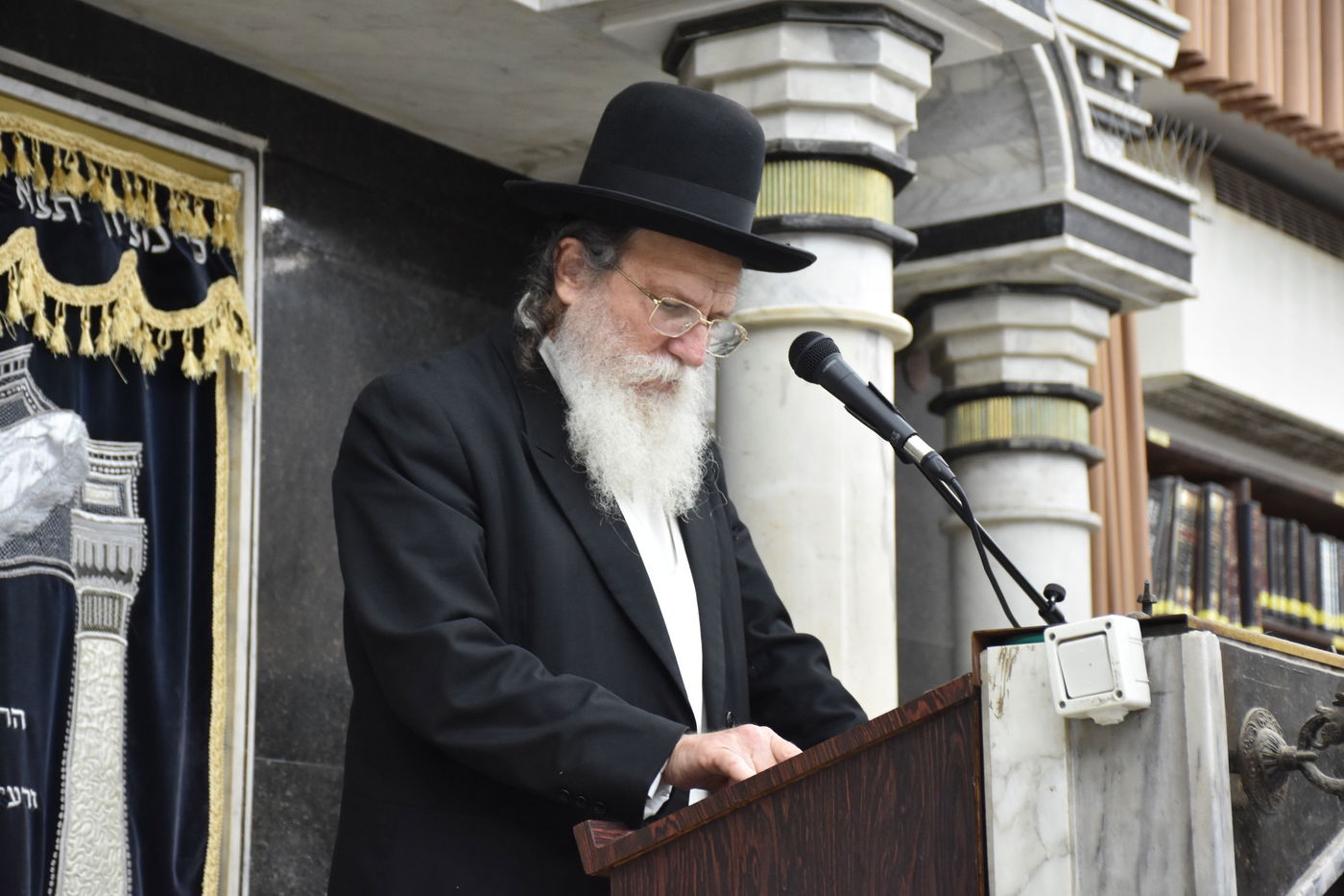 עצרת מחאה בכולל חזון איש בבני ברק על חילולי הקברים בעיר יהוד