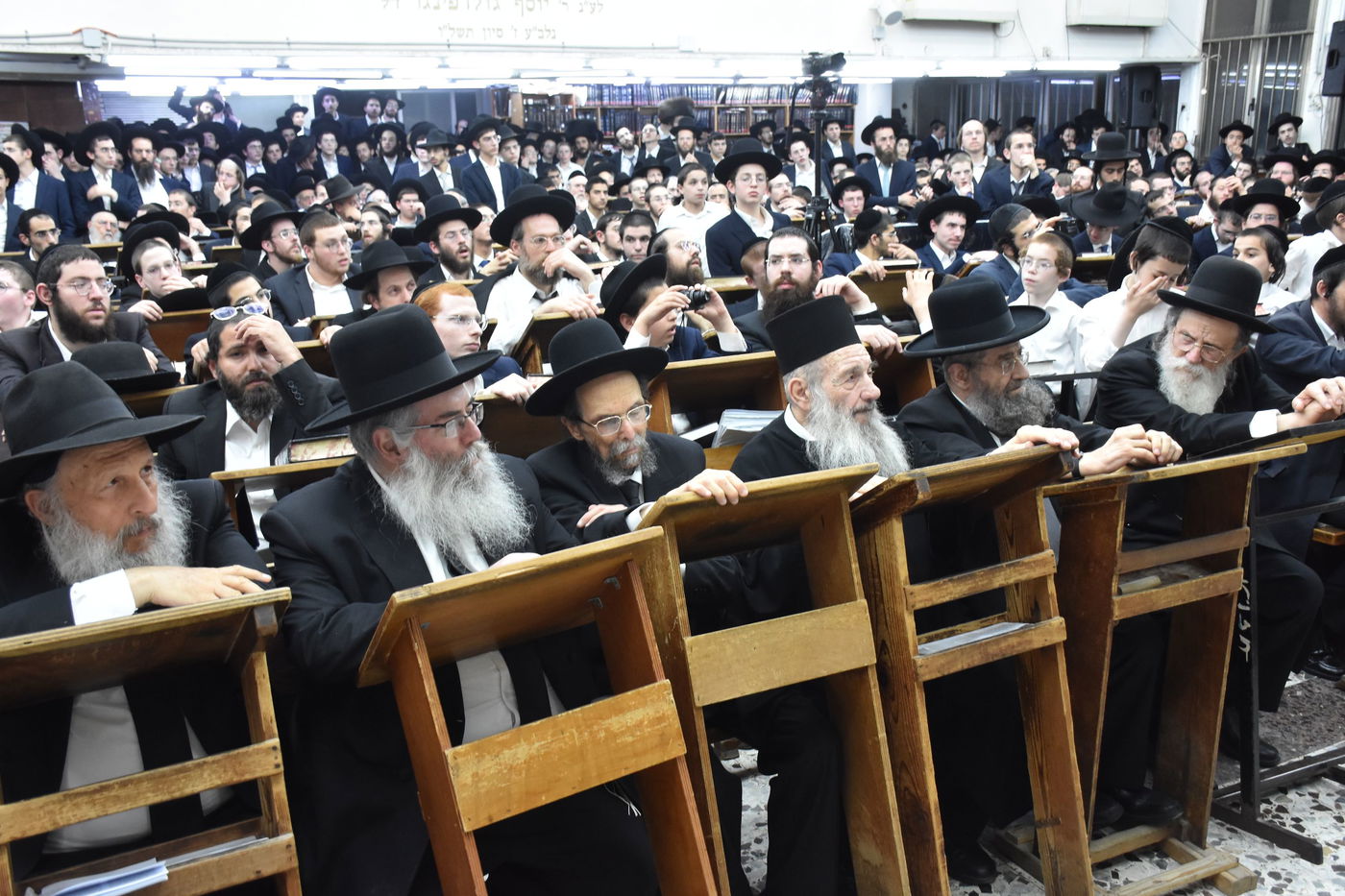 עצרת מחאה בכולל חזון איש בבני ברק על חילולי הקברים בעיר יהוד