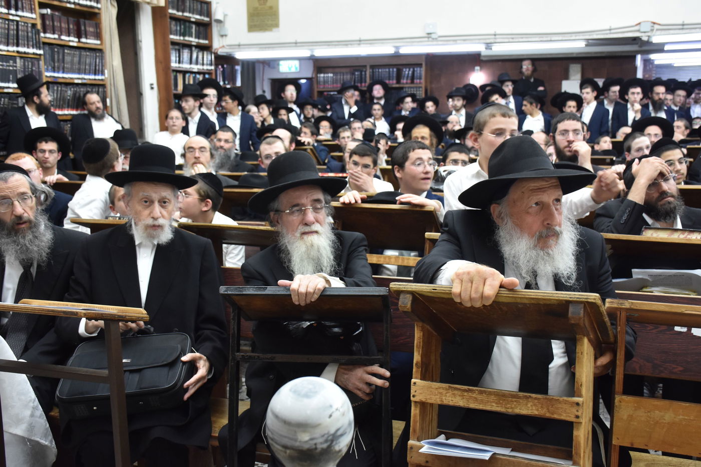 עצרת מחאה בכולל חזון איש בבני ברק על חילולי הקברים בעיר יהוד