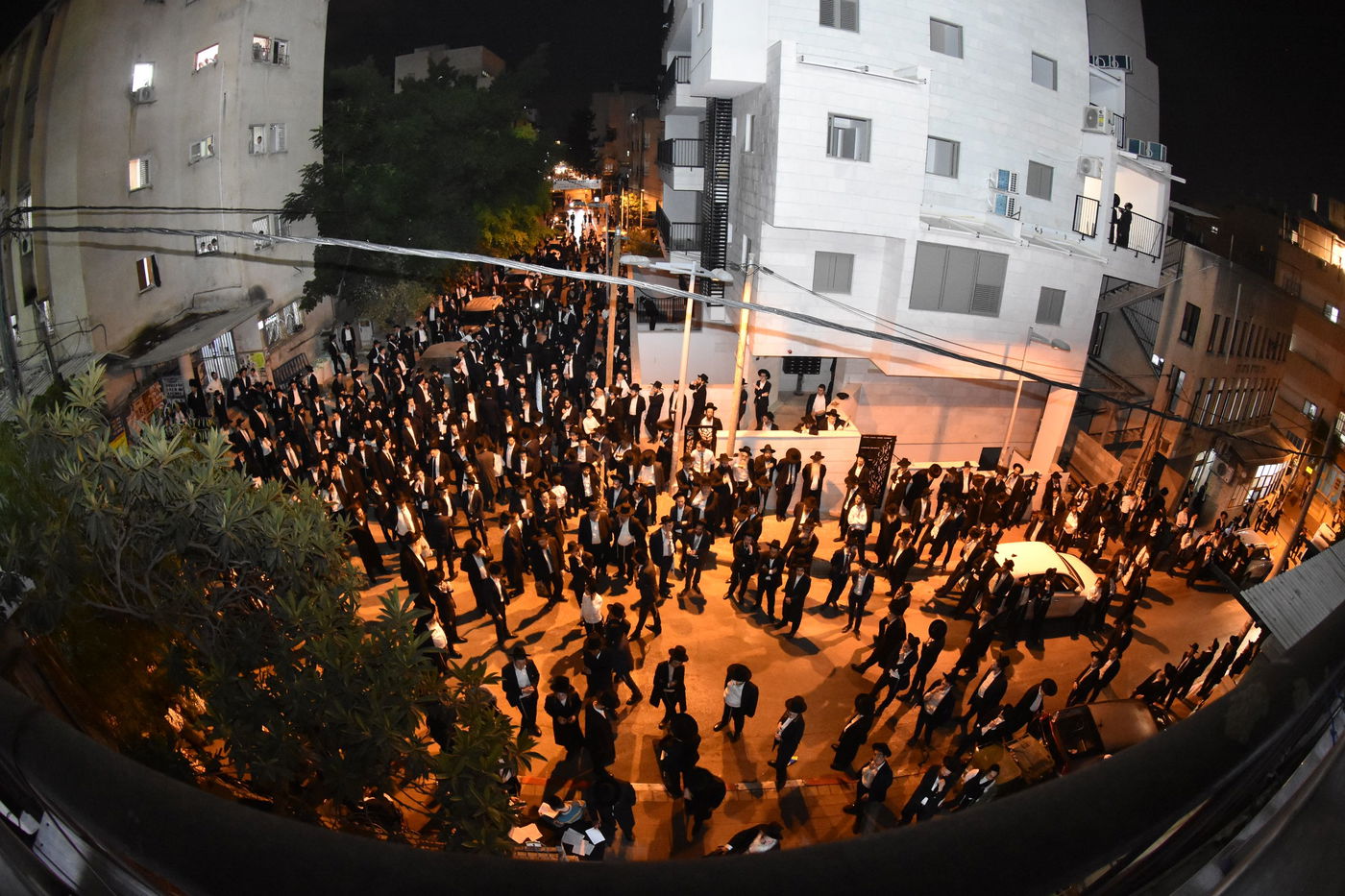 עצרת מחאה בכולל חזון איש בבני ברק על חילולי הקברים בעיר יהוד